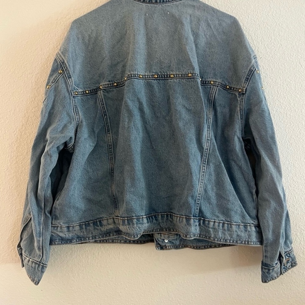 Universal Thread Women's
Studded Denim Trucker Jacket
Blue Size XXL - Picture 5 of 5